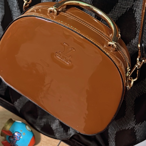 Lv embossed patent leather hand bag - Picture 1 of 8